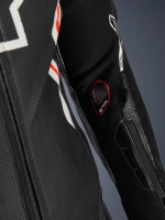 Jednodílná kombinéza GP TECH V5, ALPINESTARS (černá/bílá/červená fluo) 2026 (2)