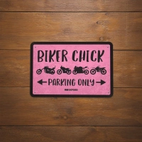 Plechová cedule BIKER CHICK, OXFORD (černá/růžová, rozměr 30 x 20 cm) (1)