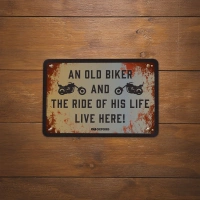 Plechová cedule THE RIDE OF HIS LIFE LIVE HERE, OXFORD (imitace rez/černá, rozměr 30 x 20 cm) (1)