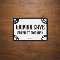 Plechová cedule WOMAN CAVE, OXFORD (černá/bílá, rozměr 30 x 20 cm) (1)