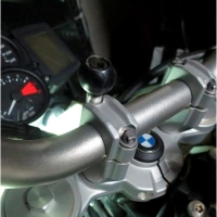 Úchyt na motorku se šrouby M8 do upnutí řídítek, RAM Mounts (1)